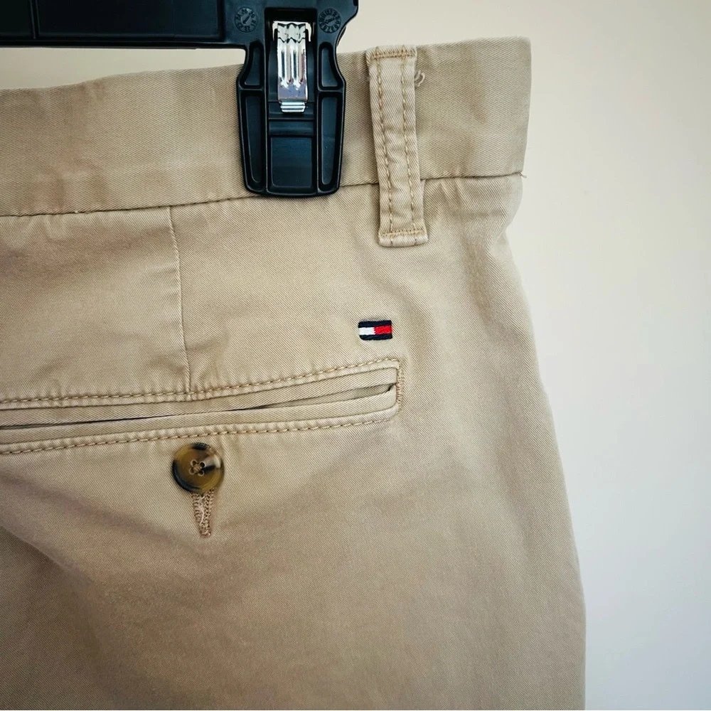 🔹Tommy Hilfiger Men’s Khaki Flat Front Shorts Size 31